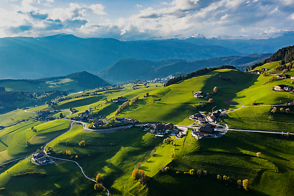 포토 JPG 해외이미지 식물 도로 백그라운드 컨셉 패턴 밭 건축양식 하늘 산 안테나 그림자 사람없음 야외 건물 태양 농장 교회 환경 탑 목장 이탈리아 시골 생태계 개발 드론 줄서기 해외포토 자연요소 건축물 건축 유럽 길 무늬 농업 통신 종교건축 교통시설 모션 파일형식 이미지허브
