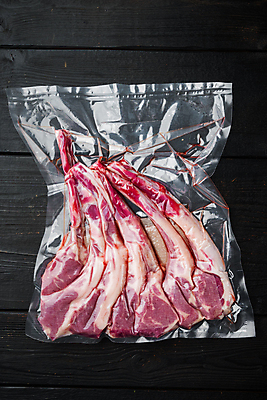 포토 JPG 해외이미지 음식 포장 검은배경 실내 생고기 육류 사람없음 신선 날것 양고기 양갈비 진공포장 해외포토 백그라운드 식재료 내부 검은색 진공 파일형식 이미지허브