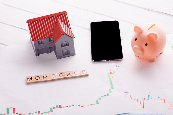 포토 JPG 해외이미지 영어 부동산 실내 사람없음 금융 경제 스마트폰 돼지저금통 건축모형 대출 나무블록 주택대출 해외포토 문자 내부 목재 핸드폰 스마트기기 모형 블록 저금통 재산 파일형식 이미지허브