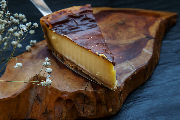 포토 JPG 해외이미지 디저트 실내 사람없음 치즈케이크 드라이플라워 나무받침 나무배경 해외포토 꽃 음식 백그라운드 내부 목재 케이크 받침대 파일형식 이미지허브