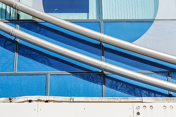 포토 JPG 해외이미지 주간 식물 외관 산업 벽 백그라운드 건축양식 공장 거리 사람없음 야외 건물 파란색 금속 장비 흰색 도시 철 가스 튜브 공학 배수구 알루미늄 철강 파이프라인 해외포토 자연요소 건축물 교육 건축 컬러 공업 재질 파이프_관 파일형식 이미지허브