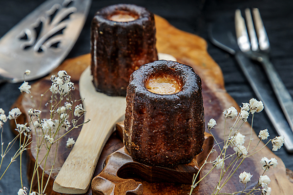 포토 JPG 해외이미지 검은배경 디저트 실내 사람없음 아웃포커스 드라이플라워 나무받침 나무주걱 까눌레 해외포토 꽃 음식 백그라운드 촬영기법 내부 목재 검은색 받침대 주걱 파일형식 이미지허브