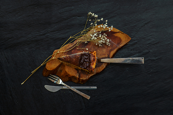 포토 JPG 해외이미지 검은배경 디저트 실내 사람없음 하이앵글 치즈케이크 드라이플라워 나무받침 해외포토 꽃 음식 뷰포인트 백그라운드 내부 목재 케이크 검은색 받침대 파일형식 이미지허브