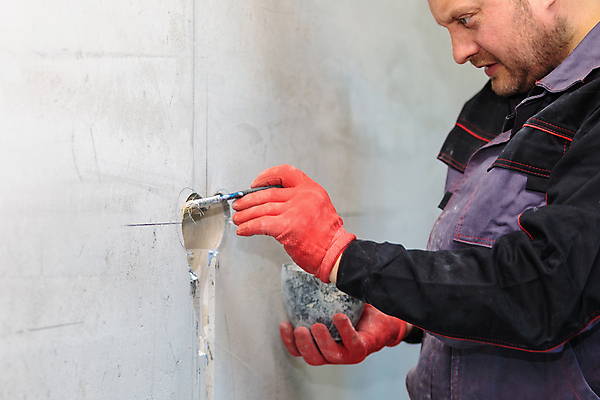 포토 JPG 해외이미지 직업 손 벽 표면 새로움 주택 실내 한명 사람 내부 장식 물 방 젖음 흰색 물방울 공구 붓 업무 구멍 수리 종업원 준비 상쾌 시멘트 페인트붓 해결 진행 배수구 건축업자 노즐 방법 석고 콘크리트 해외포토 자연요소 1 건축 감정 컬러 컨셉 건물 신체부위 도구 작업 파일형식 이미지허브