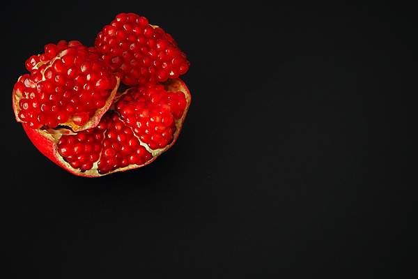 포토 JPG 해외이미지 접시 음식 백그라운드 과일 자연 검은배경 디저트 뼈 사람없음 빨간색 주스 자주색 자르기 흰배경 질감 석류 내추럴 고립 숙성 타르트 해외포토 식기 음료 빵 컬러 모션 검은색 흰색 생태계 파이_빵 파일형식 이미지허브