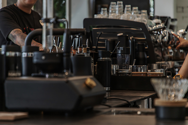 포토 JPG 해외이미지 남자 실내 한명 상반신 성인 옆모습 카페 소프트포커스 커피메이커 바리스타 성인남자한명만 해외포토 직업 1 뷰포인트 촬영기법 사람 내부 상점 커피용품 남자한명만 성인남자만 파일형식 이미지허브