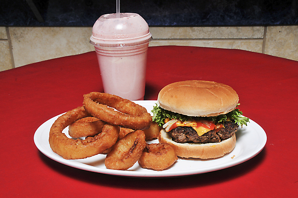 포토 JPG 해외이미지 접시 음료 탁자 패스트푸드 실내 사람없음 햄버거 인스턴트 정크푸드 양파링 플라스틱컵 해외포토 식기 음식 가구 내부 컵 튀김 플라스틱 파일형식 이미지허브