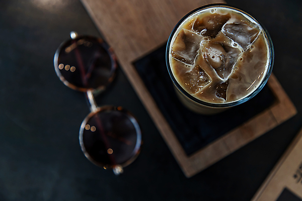 포토 JPG 해외이미지 커피 검은배경 잔 실내 사람없음 아웃포커스 하이앵글 선글라스 얼음 아이스커피 해외포토 자연요소 식기 안경 음료 뷰포인트 백그라운드 촬영기법 내부 검은색 파일형식 이미지허브