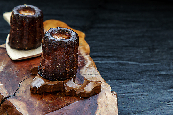 포토 JPG 해외이미지 검은배경 디저트 실내 사람없음 나무받침 까눌레 해외포토 음식 백그라운드 내부 목재 검은색 받침대 파일형식 이미지허브