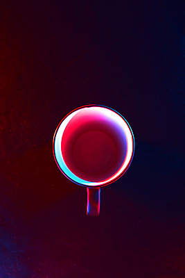 포토 JPG 해외이미지 커피 음료 분홍색 미래 미술 사람없음 컵 파란색 빛 어둠 정상 카피스페이스 AI_인공지능 해외포토 식기 컬러 컨셉 문화예술 공백 파일형식 이미지허브