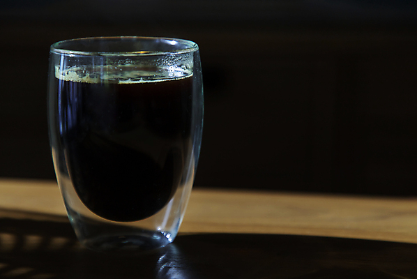 포토 JPG 해외이미지 라이프스타일 디자인 커피 음료 음식 백그라운드 컨셉 유리 탁자 아침 휴식 건강 미술 사람없음 목재 컵 물 뷰티 반사 갈색 우주 검은색 어둠 카페 머그컵 신선 뜨거움 액체 맛 아침식사 커피잔 상쾌 아로마 장면 에스프레소 카페인 스타일 카피스페이스 해외포토 주간 자연요소 나무 식기 감정 컬러 가구 재료 재질 문화예술 잔 생활 상점 식사 공백 파일형식 이미지허브