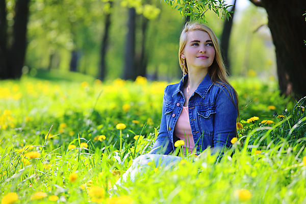 포토 JPG 해외이미지 나무 라이프스타일 공원 여자 꽃 행복 밭 자연 한명 미소 앉기 야외 초록색 여름 금발 뷰티 노란색 맑음 봄 자유 민들레 해외포토 식물 1 헤어스타일 계절 공공시설 감정 컬러 컨셉 농업 모션 날씨 표정 사람 생활 생태계 파일형식 이미지허브