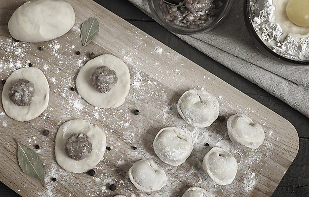 포토 JPG 해외이미지 전통 음식 탁자 양파 육류 돼지고기 요리 사람없음 목재 가로 주방 계란 저녁식사 신선 그룹 먹기 향신료 반죽 밀가루 성분 건강식 내추럴 점심식사 경단 러시아인 해외포토 서양인 나무 가구 채소 식재료 재료 모션 알 식사 가루 향미료 파일형식 이미지허브