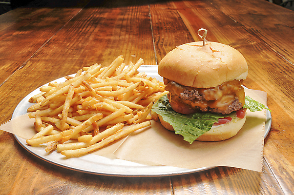 포토 JPG 해외이미지 접시 패스트푸드 실내 사람없음 감자튀김 햄버거 인스턴트 정크푸드 꽂음 이쑤시개장식 치즈버거 나무배경 해외포토 식기 음식 백그라운드 감자 내부 장식 튀김 이쑤시개 파일형식 이미지허브