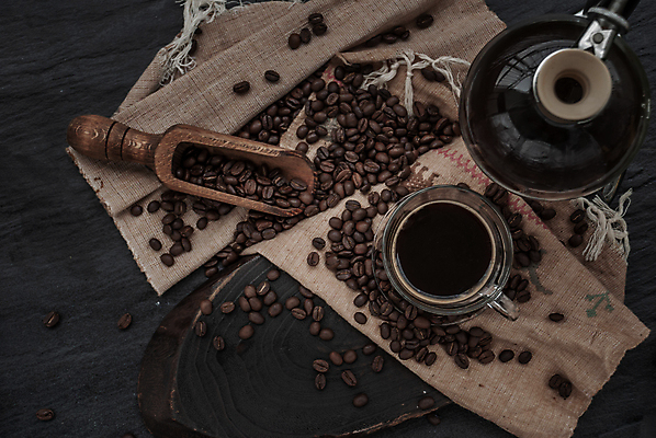 포토 JPG 해외이미지 커피 실내 사람없음 하이앵글 원두 커피잔 커피포트 스쿱 나무배경 해외포토 음료 뷰포인트 백그라운드 주전자 잔 내부 파일형식 이미지허브