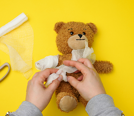 포토 JPG 해외이미지 손 신체부위 치료 갈색 노란색 곰인형 붕대 거즈 붕대감기 해외포토 인형 컬러 의학 사람 감싸기 파일형식 이미지허브