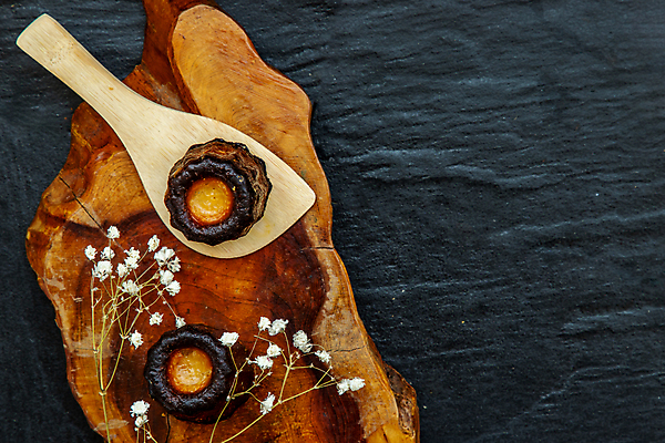 포토 JPG 해외이미지 검은배경 디저트 실내 사람없음 하이앵글 드라이플라워 나무받침 나무주걱 까눌레 해외포토 꽃 음식 뷰포인트 백그라운드 내부 목재 검은색 받침대 주걱 파일형식 이미지허브