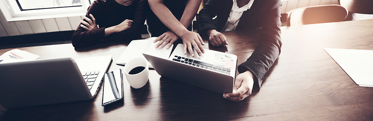 포토 JPG 해외이미지 직업 비즈니스 사업가 통신 탁자 회의 협력 설계 노동자 함께함 파노라마 대화 한명 사람 컴퓨터 사무실 디지털 카페 업무 작업 비즈니스우먼 그룹 계획 연결 대표 토론 창업 마케팅 프로젝트 프리랜서 콜라보레이션 브레인스토밍 해외포토 1 여자 가구 컨셉 촬영기법 말하기 전자제품 상점 직장인 자영업 파일형식 이미지허브