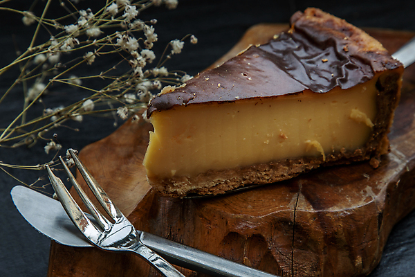 포토 JPG 해외이미지 포크 디저트 실내 근접촬영 사람없음 나이프 치즈케이크 드라이플라워 나무받침 해외포토 식기 꽃 음식 뷰포인트 내부 목재 케이크 칼 받침대 파일형식 이미지허브