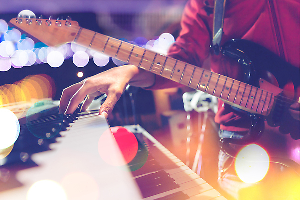 포토 JPG 해외이미지 악기 음악 백그라운드 노래 놀이 사람 이벤트 사람없음 빛 금속 검은색 소리 콘서트 공연 연주자 음악가 가수 무대 기구 기타 키보드 악단 클럽 쇼 오디오 기타리스트 재즈 노래방 뮤지컬 블러 플레이어 생존 해외포토 직업 컬러 재질 현악기 문화예술 전자제품 파일형식 이미지허브