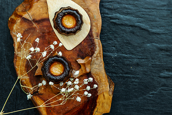 포토 JPG 해외이미지 검은배경 디저트 실내 사람없음 하이앵글 드라이플라워 나무받침 나무주걱 까눌레 해외포토 꽃 음식 뷰포인트 백그라운드 내부 목재 검은색 받침대 주걱 파일형식 이미지허브