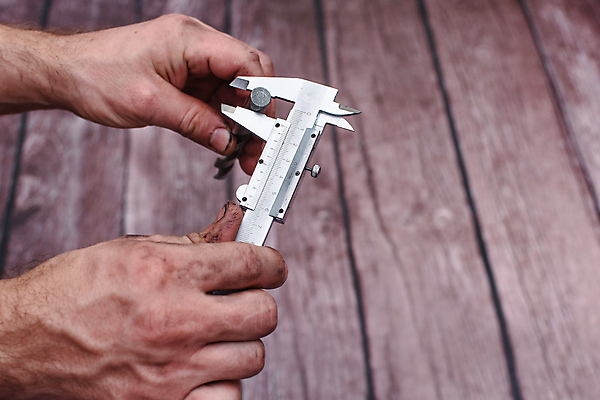 포토 JPG 해외이미지 손 산업 백그라운드 부분 노동자 자 사람없음 숫자 금속 장비 견과류 기구 공구 나사 업무 작업실 엔지니어 은색 철 측정 오브젝트 눈금 잠금 공학 계량기 게이지 송곳 제어 철강 캘리퍼스 하드웨어 정확 해외포토 직업 문자 교육 컬러 컨셉 재질 문구용품 신체부위 컴퓨터 도구 작업 기술자 보안 파일형식 이미지허브
