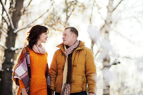 포토 JPG 해외이미지 백인 커플 여자 남자 행복 겨울 가족 남편 함께함 미소 두명 우정 아내 숲 다인종 혼혈 해외포토 서양인 계절 감정 컨셉 관계 표정 사람 인종 친구 다문화 파일형식 이미지허브