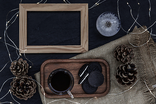 포토 JPG 해외이미지 커피 검은배경 실내 사람없음 하이앵글 쿠키 칠판 구슬 솔방울 나무쟁반 쿠키앤크림 해외포토 음료 뷰포인트 백그라운드 디저트 쟁반 내부 목재 검은색 파일형식 이미지허브