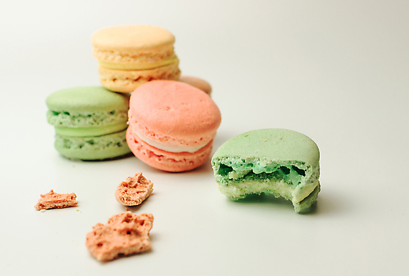 포토 JPG 해외이미지 디저트 실내 사람없음 손상 달콤 흰배경 마카롱 베어문 잇자국 해외포토 음식 백그라운드 컨셉 자국 내부 흰색 맛 파일형식 이미지허브