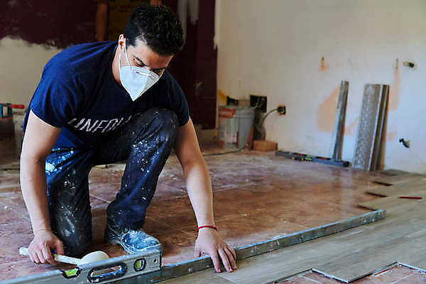 포토 JPG 해외이미지 외관 벽 거실 건축양식 벽돌 주택 실내 한명 사람 내부 쌓기 쪽지 방 회색 흰색 공구 업무 작업 엔지니어 타일 측정 설치 운영자 조작 해외포토 1 건축 컬러 모션 건물 도구 기술자 파일형식 이미지허브