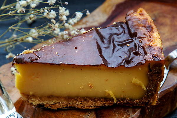 포토 JPG 해외이미지 디저트 실내 근접촬영 사람없음 아웃포커스 치즈케이크 드라이플라워 나무받침 해외포토 꽃 음식 뷰포인트 촬영기법 내부 목재 케이크 받침대 파일형식 이미지허브