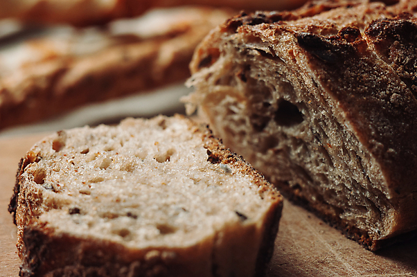 포토 JPG 해외이미지 접시 음식 빵 백그라운드 탁자 요리 사람없음 목재 식당 저녁식사 어둠 이탈리아 빵집 추위 식탁보 시골 신선 파마 막대기 닫기 아침식사 애피타이저 자르기 다발 굽기 향기 깨 그리스인 점심식사 그리시니 단백질 메추리 탄수화물 핸드메이드 해외포토 서양인 나무 헤어스타일 식기 유럽 가구 식재료 재료 모션 상점 식사 조미료 구이 냄새 영양소 파일형식 이미지허브