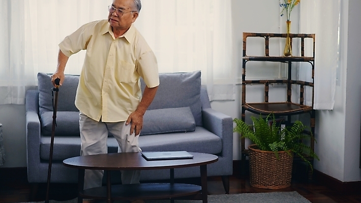 포토 JPG 해외이미지 응시 노년 남자 안경 거실 지팡이 실내 한명 서기 동양인 상반신 앞모습 고통 잡기 무릎통증 힘듦 노인남자한명만 일어나기 해외포토 1 시선 잡화 감정 뷰포인트 컨셉 모션 사람 인종 성인 내부 남자한명만 노인남자만 파일형식 이미지허브