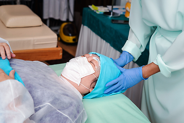 포토 JPG 해외이미지 직업 디자인 여자 얼굴 잉크 기술 병원 가면 한명 치료 뷰티 약 연필 의사 그리기 보호 미용사 눈썹 문신 피부 예술가 자수 순서 돌봄 해외포토 1 컨셉 의학 모션 학용품 사람 신체부위 필기구 의료진 파일형식 이미지허브