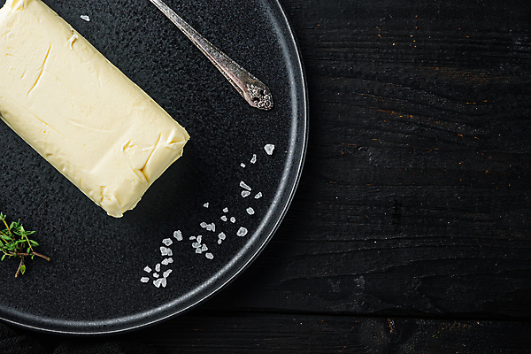 포토 JPG 해외이미지 접시 식재료 검은배경 실내 사람없음 하이앵글 소금 버터 해외포토 식기 뷰포인트 백그라운드 내부 검은색 파일형식 이미지허브