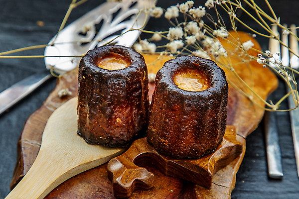 포토 JPG 해외이미지 검은배경 디저트 실내 사람없음 아웃포커스 드라이플라워 나무받침 까눌레 해외포토 꽃 음식 백그라운드 촬영기법 내부 목재 검은색 받침대 파일형식 이미지허브