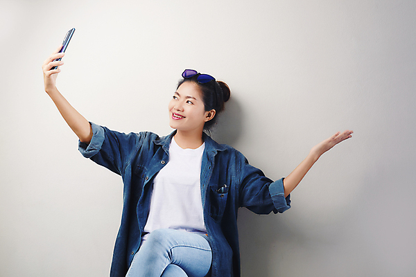 포토 JPG 해외이미지 라이프스타일 여자 행복 얼굴 백그라운드 인터넷 의자 통신 회의 모바일 주택 실내 한명 미소 앉기 성인 스마트폰 핸드폰 네트워크 부름 멀리 온라인 동영상 셀프 소셜 해외포토 1 감정 가구 비즈니스 모션 표정 사람 내부 건물 생활 신체부위 전자제품 스마트기기 파일형식 이미지허브