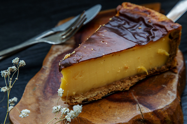 포토 JPG 해외이미지 검은배경 디저트 실내 근접촬영 사람없음 치즈케이크 드라이플라워 나무받침 해외포토 꽃 음식 뷰포인트 백그라운드 내부 목재 케이크 검은색 받침대 파일형식 이미지허브