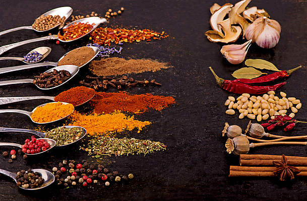 포토 JPG 해외이미지 백그라운드 건조 마늘 사람없음 숟가락 검은색 가루 허브 시나몬 통후추 팔각회향 해외포토 식물 컬러 채소 수저 향신료 후추 파일형식이미지허브 