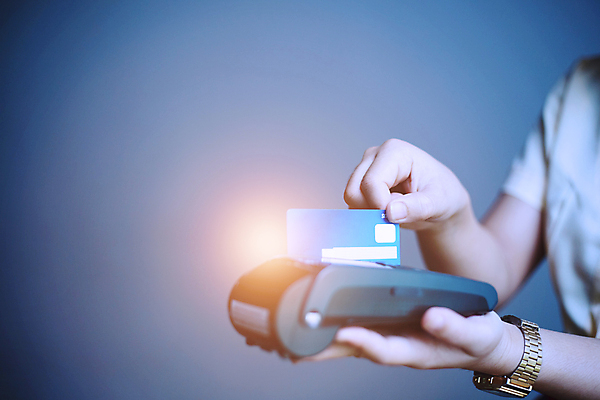 포토 JPG 해외이미지 손 여자 돈 비즈니스 열쇠 사람없음 금융 쇼핑 판매 세일 상점 기계 키보드 잡기 신용카드 닫기 구매 플라스틱 고객 전자 결제 소매 계산원 인출 해외포토 직업 모션 재질 사람 신체부위 경제 재산 파일형식 이미지허브