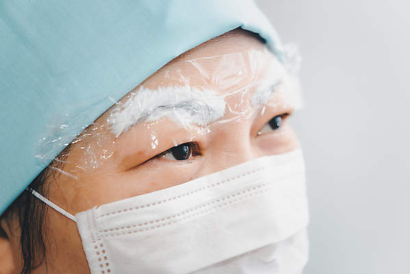 포토 JPG 해외이미지 직업 디자인 여자 얼굴 잉크 기술 병원 가면 한명 치료 뷰티 약 연필 의사 그리기 보호 미용사 눈썹 문신 피부 예술가 자수 순서 돌봄 해외포토 1 컨셉 의학 모션 학용품 사람 신체부위 필기구 의료진 파일형식 이미지허브