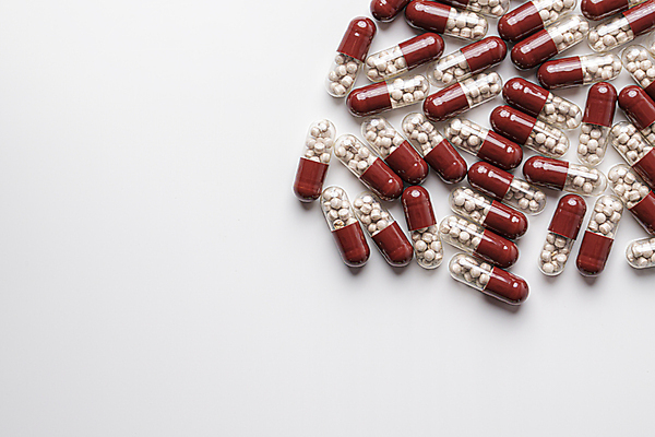 포토 JPG 해외이미지 백그라운드 다이어트 건강 병원 사람없음 치료 빨간색 알약 약 3D 고통 흰색 약초 질병 약국 허브 준비 예방 부드러움 처방 중독 조제 보충 고립 돌봄 복용 치료제 치유 항생제 해외포토 식물 감정 컬러 의학 모션 풀_식물 감각 디지털합성 만들기 파일형식 이미지허브