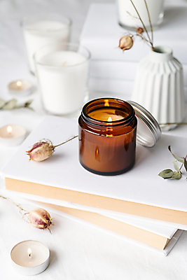 포토 JPG 해외이미지 초 실내 사람없음 책 오브젝트 드라이플라워 해외포토 꽃 내부 파일형식 이미지허브