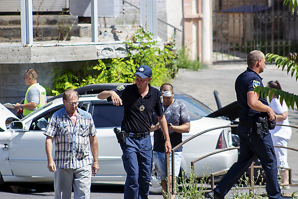 포토 JPG 해외이미지 도로 바다 자동차 사람 사람없음 태양 머리 경찰 사건 깨짐 범퍼 우크라이나 타격 해외포토 자연요소 직업 유럽 길 육상교통 컨셉 교통시설 모션 신체부위 파일형식 이미지허브