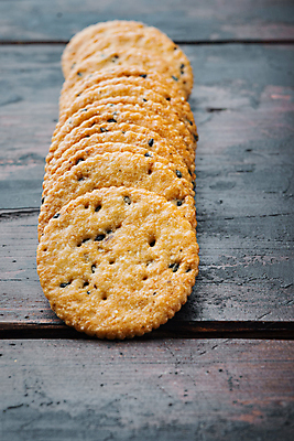 포토 JPG 해외이미지 실내 사람없음 크래커 원형 일렬 종이호일 나무배경 해외포토 도형 백그라운드 내부 쿠키 파일형식 이미지허브