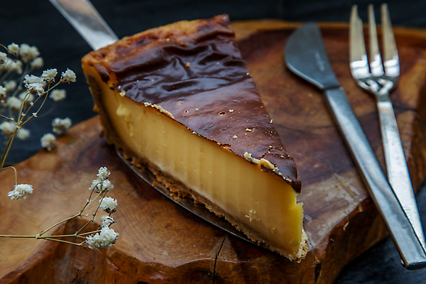 포토 JPG 해외이미지 포크 검은배경 디저트 실내 근접촬영 사람없음 나이프 치즈케이크 드라이플라워 나무받침 해외포토 식기 꽃 음식 뷰포인트 백그라운드 내부 목재 케이크 검은색 칼 받침대 파일형식 이미지허브