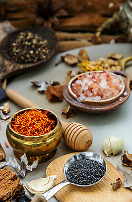 포토 JPG 해외이미지 식물 전통 디자인 꽃잎 꽃 백그라운드 컨셉 잎 재료 자연 휴식 건조 건강 종류 사람없음 치료 장식 뷰티 쌓기 어둠 시골 약초 수집 허브 향신료 묘사 유기농 향기 아로마 향 후추 모음 꿀 테라피 내추럴 구성 시나몬 해외포토 웰빙 의학 모션 풀_식물 생태계 냄새 향미료 파일형식 이미지허브