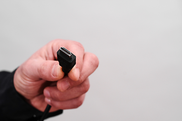 포토 JPG 해외이미지 손 백그라운드 인터넷 통신 사람없음 노트북 컴퓨터 글로벌 디지털 검은색 텔레비전 자료 장비 정보 흰색 닫기 플러그 코드 연결 영화관 필름 오브젝트 신호 전자 오디오 철사 잭 동영상 멀티미디어 종료 혁명 고립 인터페이스 해외포토 컬러 컨셉 모션 신체부위 전자제품 극장 파일형식 이미지허브