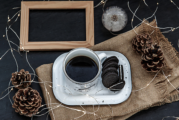 포토 JPG 해외이미지 커피 음료 음식 액자 백그라운드 크리스마스 다이어트 휴가 디저트 쟁반 사람없음 목재 장식 컵 갈색 쿠키 머그컵 시골 축하 직물 맛 커피잔 먹기 삼베 컵받침 핸드메이드 해외포토 나무 식기 기념일 컬러 컨셉 재료 모션 잔 건강 받침대 파일형식 천_직물 이미지허브