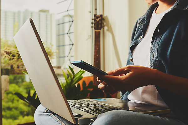 포토 JPG 해외이미지 직업 여자 인터넷 비즈니스 통신 탁자 모바일 노동자 직장 실내 사람 사람없음 노트북 스마트폰 핸드폰 컴퓨터 사무실 공책 정보 작업 네트워크 스마트 책상 온라인 해외포토 가구 컨셉 회사 문구용품 내부 전자제품 스마트기기 파일형식 이미지허브